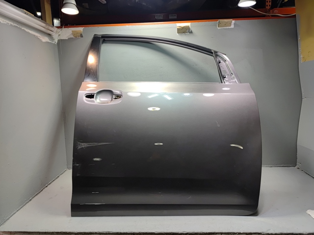 Пассажирская передняя дверь 6700108070 TOYOTA
