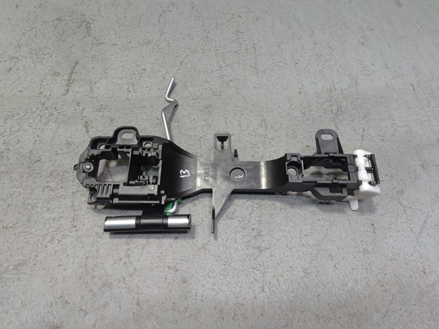 Держатель наружной ручки двери, передней левой 692020R040 TOYOTA
