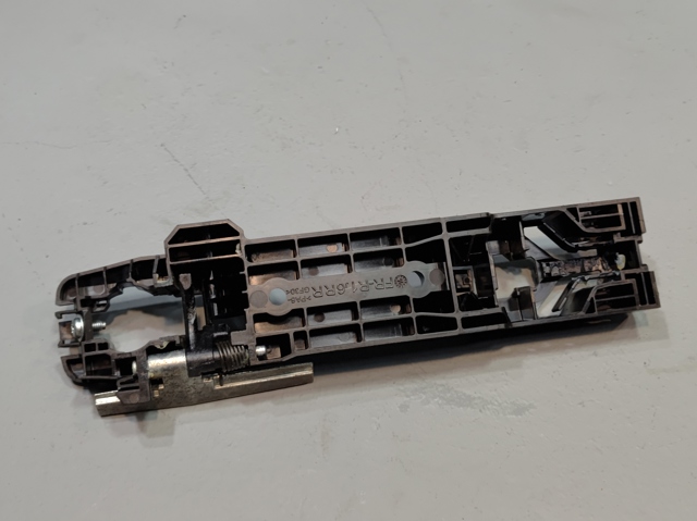 Держатель наружной ручки двери, передней правой 806106RR0A NISSAN