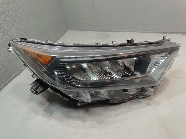 Вставка фары правой 811100R142 TOYOTA
