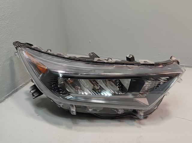 Фара передняя правая 811100R152 TOYOTA