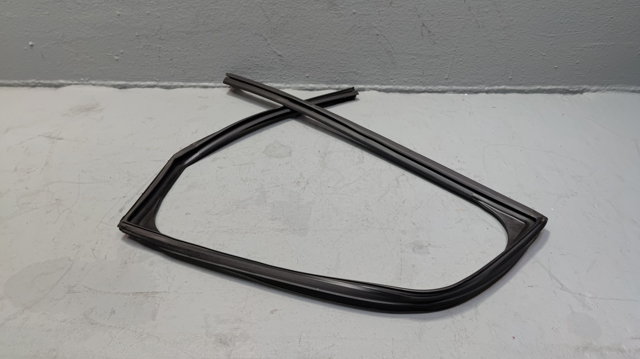 Стекло задней двери, левой 823316RR0B NISSAN