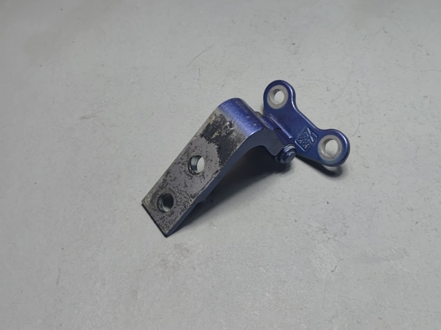 Петля задней правой двери 824206RA0A NISSAN