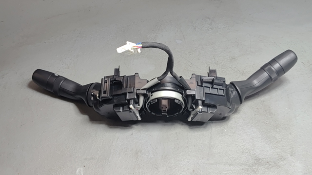 Подрулевой переключатель левый 843290R020 TOYOTA