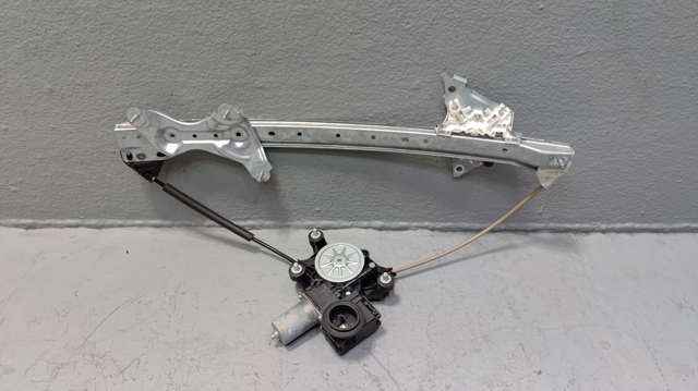 Мотор стеклоподъемника двери передней, правой 857100R010 TOYOTA