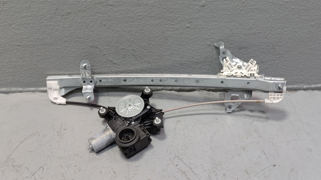 Мотор стеклоподъемника двери задней, правой 857100R020 TOYOTA