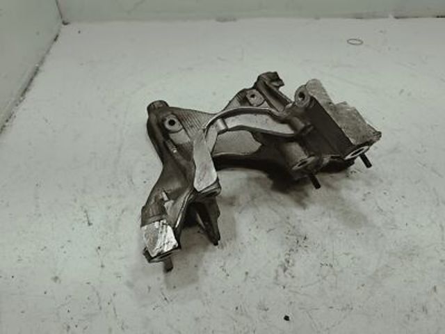 Кронштейн передней балки 8W0399295E VAG