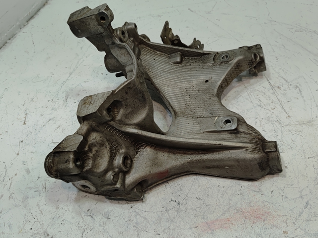 Кронштейн передней балки 8W0399296E VAG