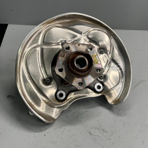 Цапфа (поворотный кулак) задний правый 8W0505436AA VAG