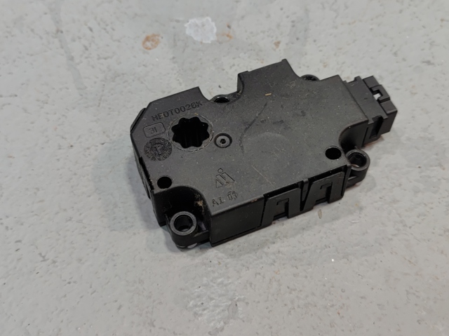 Мотор заслонки рециркуляции воздуха 8W0820511B VAG