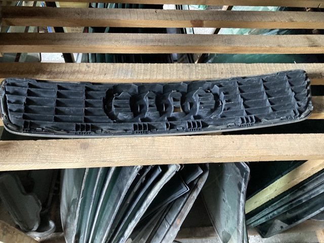 8D0853651E VAG Решетка радиатора купить в Киев