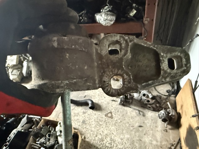 Кронштейн задней балки 8E0501522F VAG