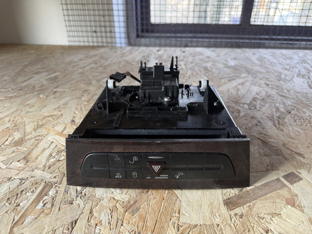 Кнопка аварийного сигнала A2116800552 MERCEDES