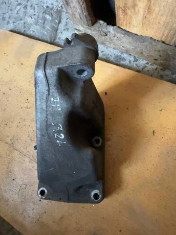 Кронштейн подушки (опоры) двигателя, левой A6132230404 MERCEDES