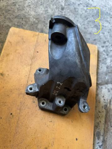 Кронштейн подушки (опоры) двигателя, левой A6512230004 MERCEDES