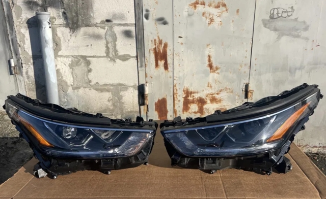 811100E521 TOYOTA Правая фара купить в Полтава