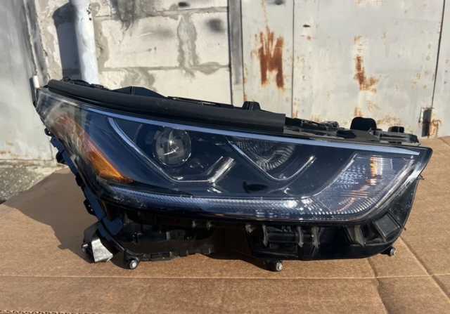 Правая блок фара 811100E521 TOYOTA
