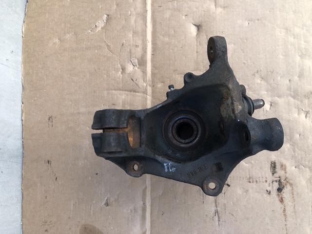 Кулак поворотный передний левый 31216768315 BMW