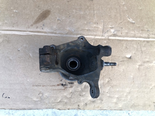 Цапфа передняя правая 31216768316 BMW