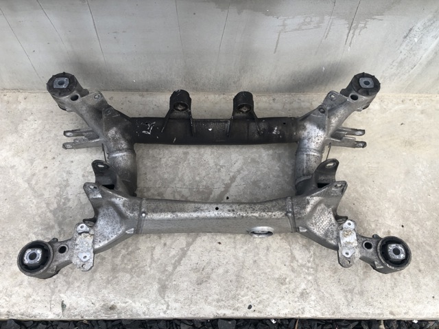 Поперечка задней подвески 33316770828 BMW