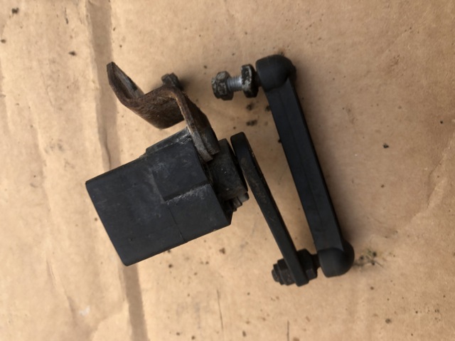 Датчик уровня положения кузова, передний правый 37146784696 BMW