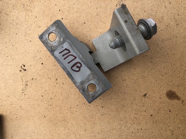 Петля передней двери правая 41517176848 BMW