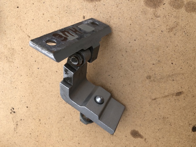 Петля задней двери, левой 41527200246 BMW