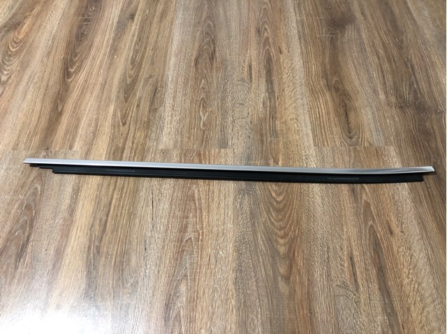 Молдинг опускного стекла двери задней, левой 51357410037 BMW