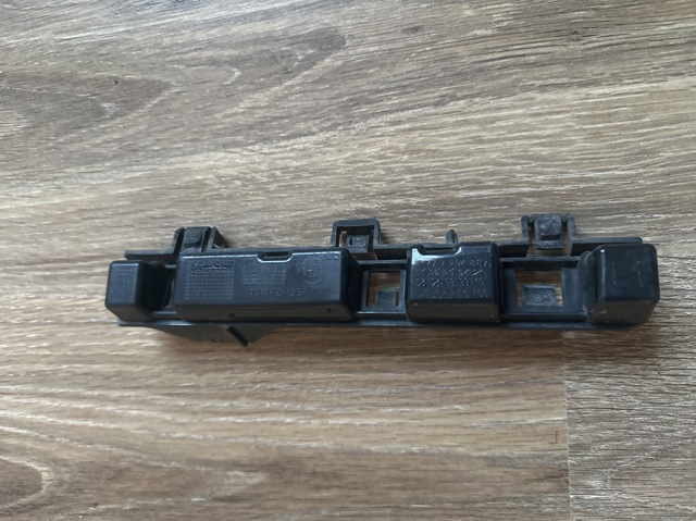Кронштейн наружной накладки порога левой 51777294887 BMW
