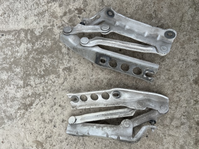 Шарнир капота правый 5J0823302 VAG