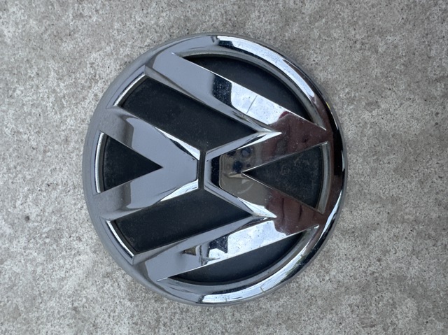 Фирменный значок Volkswagen Golf V