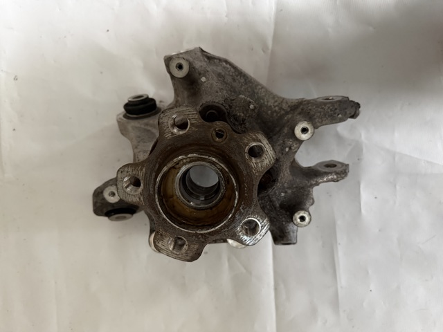 Цапфа правая 33306871028 BMW