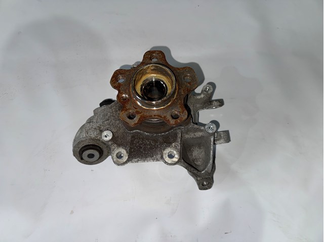 Кулак поворотный левый 33306876651 BMW