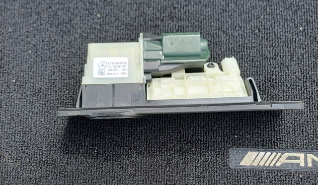 Ручка крышки багажника (двери 3/5-й задней) наружная A1667500993 MERCEDES