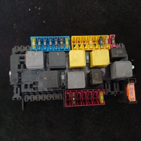 Панель предохранителей A1669068201 MERCEDES