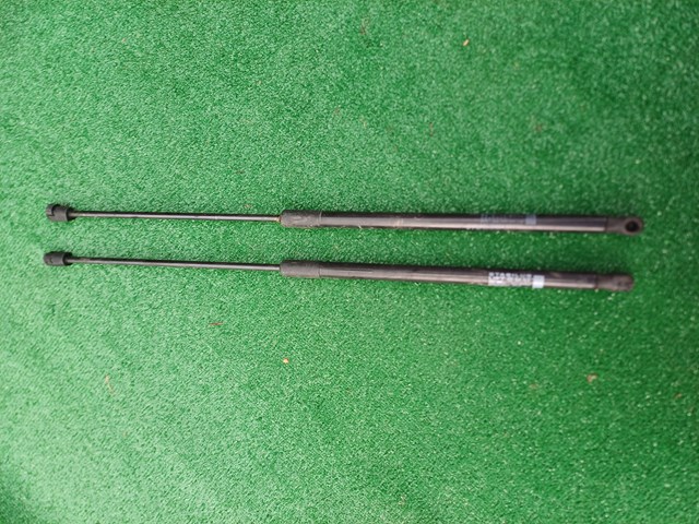 Опора капота правая A1669802464 MERCEDES