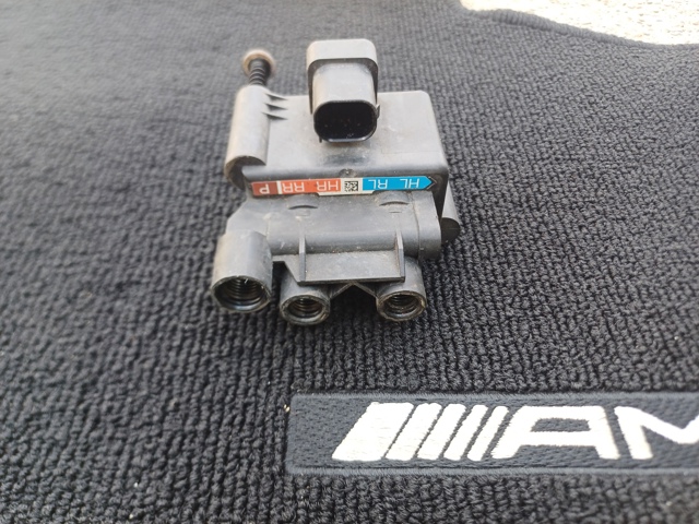 Блок клапанов регулируемой подвески A2513200158 MERCEDES