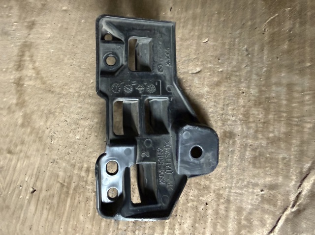 Кронштейн решетки радиатора KSD450162 MAZDA