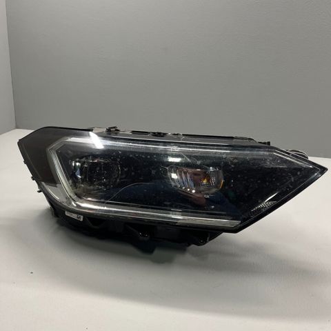 VAG 17A941036F Правая фара в наличии Павлоград