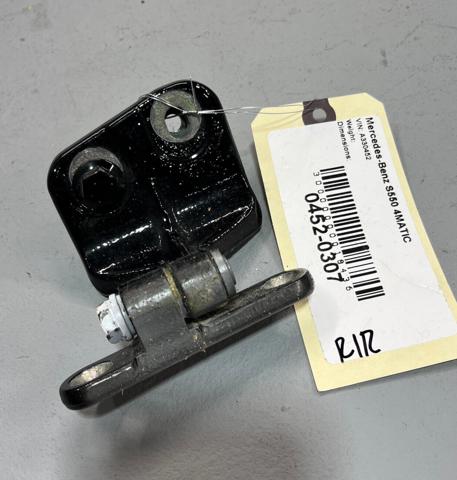 MERCEDES 2217300437 Петля двери задней правой в наличии Каменское