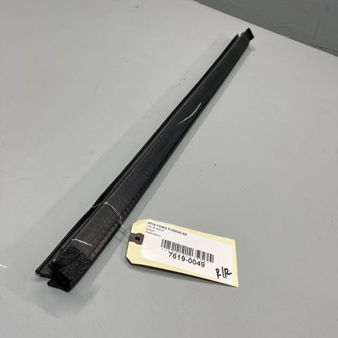 DS7Z5425860B FORD Уплотнитель стекла двери задней правой внутренний (планка) купить в Днепр