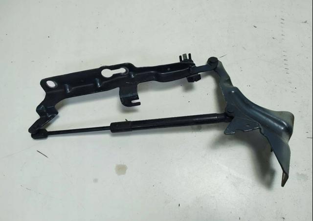 31352879 VOLVO Петля капота правая купить в Чернигов