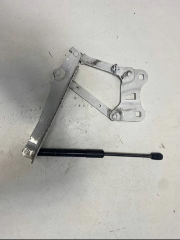 Завеса капота левая LR036584 LAND ROVER
