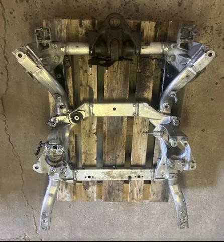 Подрамник передней подвески LR038759 LAND ROVER
