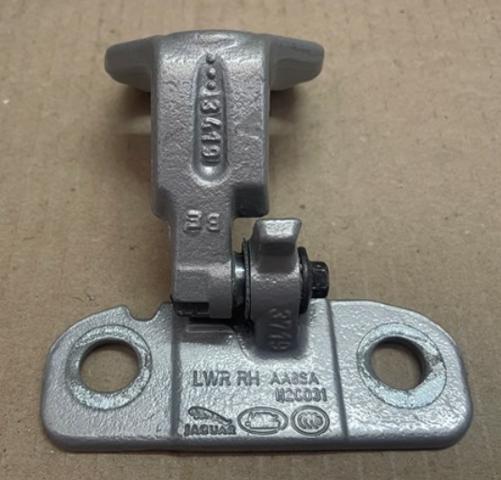 Петля передней двери, правой LR042350 LAND ROVER