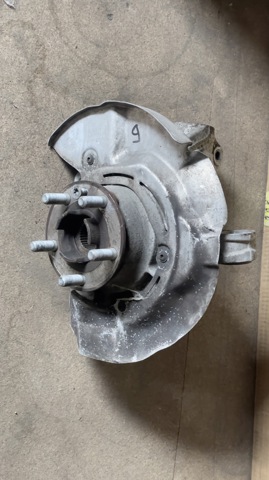Кулак поворотный передний левый LR072599 LAND ROVER