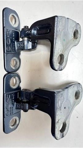 LAND ROVER LR073595 Петля двери передней правой в наличии Чернигов