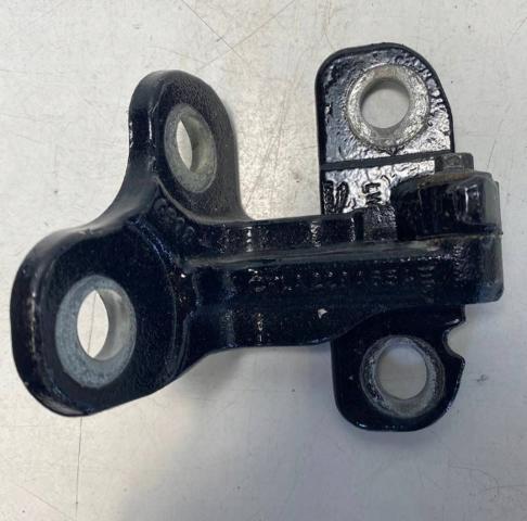 Петля передней двери левая LR073596 LAND ROVER