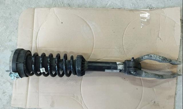 Стойка амортизатора передняя LR090615 LAND ROVER
