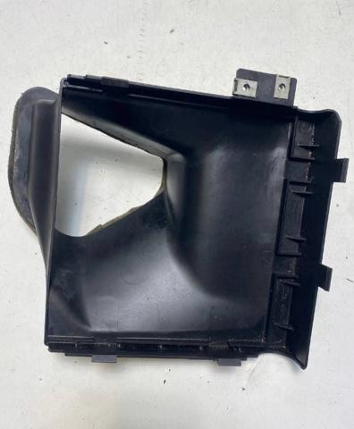 LR093758 LAND ROVER Правый дефлектор радиатора купить в Тернополь